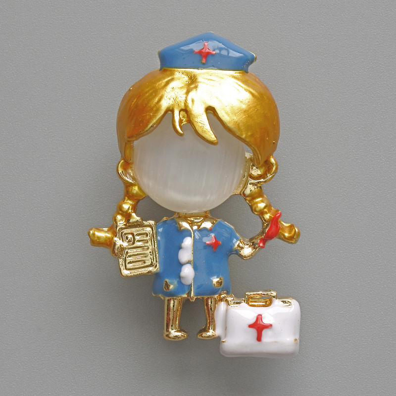 Brosche-Anhänger «Krankenschwester» mit weißem Katzenauge, blau-weiße Emaille, goldfarbenes Metall 23×36 mm