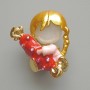 Brosche 'Mädchen mit Bonbon' mit weißem Katzenauge, rote und rosa Emaille, Chamäleon-Strasssteine, goldfarbenes Metall 25×30 mm