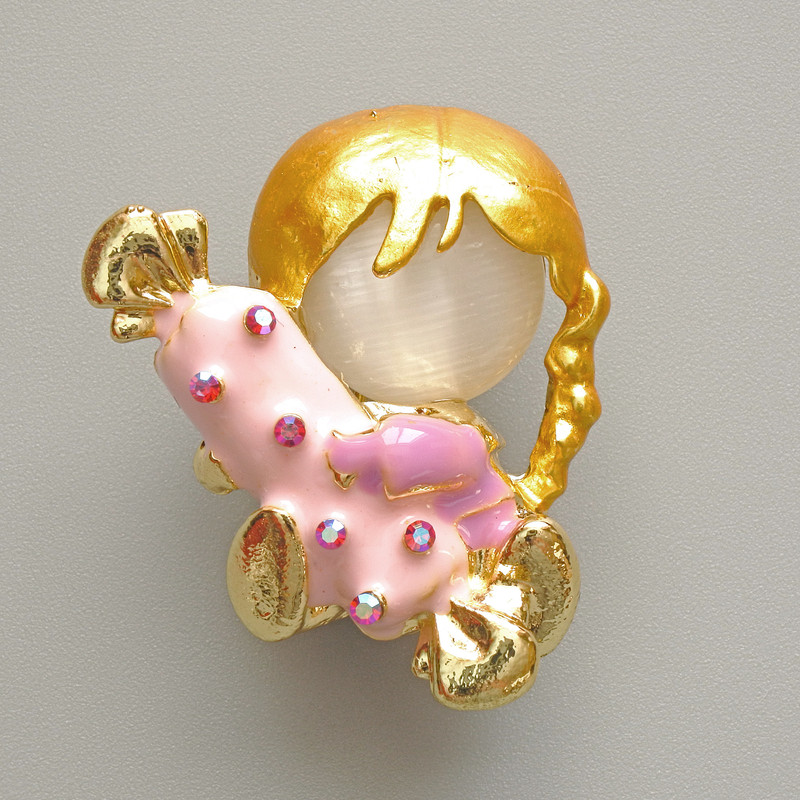 Brosche 'Mädchen mit Bonbon' mit weißem Katzenauge, rosa- und violetter Emaille, Chamäleon-Strass, goldfarbenes Metall 25×30 mm