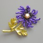 Brosche-Anhänger Chrysanthemenblume Gelb, Violett und Schwarz matt emailliert, weiße Perle, goldfarbenes Metall 40×61 mm