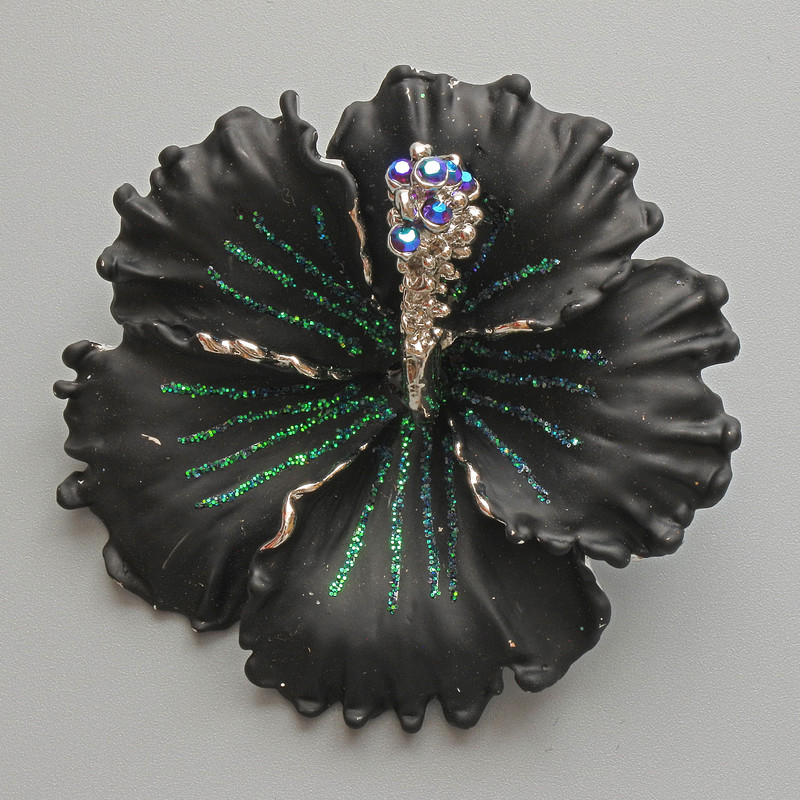 Brosche-Anhänger Blume Petunie, schwarze matte Emaille, blaue Strasssteine, grüne Glitzerpartikel, silberfarbenes Metall 51×51 mm