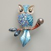 Eulenbrosche – Anhänger mit blauer Emaille, blauen Strasssteinen, schwarzer Perle, silberfarbenem Metall 31 × 38 mm