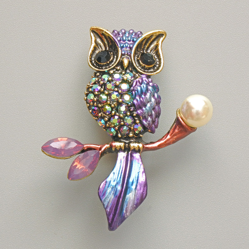 Brosche mit Anhänger Eule – violette Emaille, violette Strasssteine, weiße Perle, goldfarbenes Metall 31×38 mm