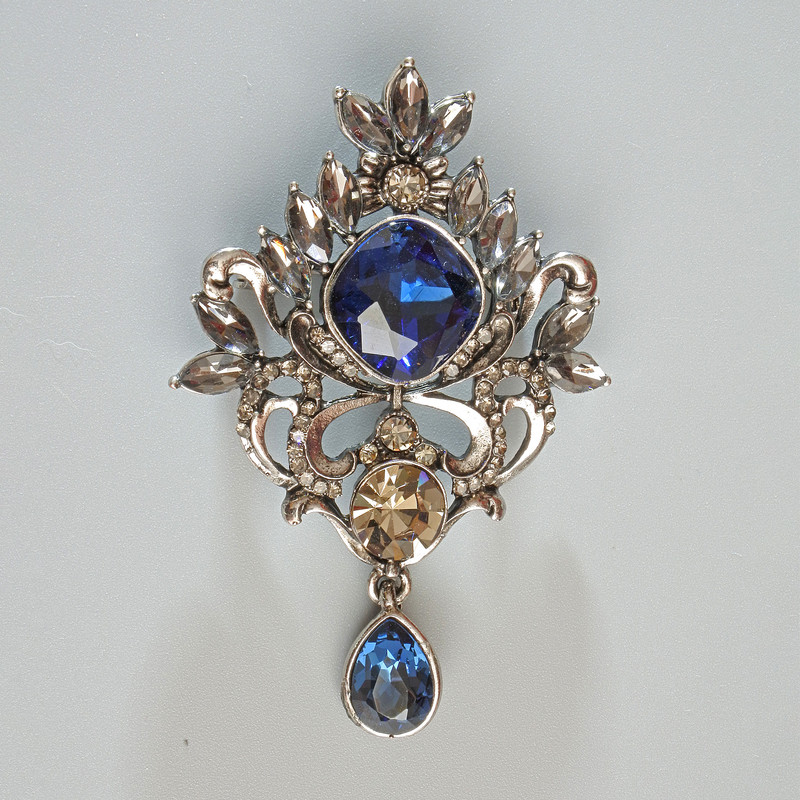 Brosche-Anhänger 'Akzent' mit blauen und grauen Kristallen, grauen Strasssteinen, silberfarbenem Metall 40×58 mm