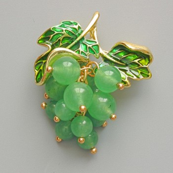 Brosche-Anhänger Weintraube aus Nephrit, grüne Emaille, goldfarbenes Metall 35 × 45 mm