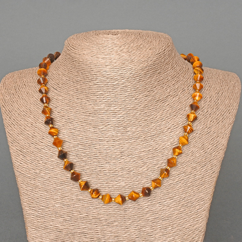 Kette aus Tigerauge, natürlicher Stein, rhombusformige Facettenperlen, Durchmesser 8 × 8 mm, Länge 49 cm, mit Rocailles