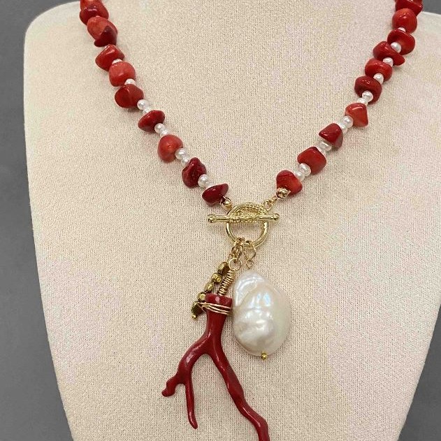 Necklace with Coral Chips, 8–10 mm diameter ±; Oval Freshwater Pearls, 4×3 mm, with Twig and Baroque Pearl Pendants, Length 43 cm + Toggle