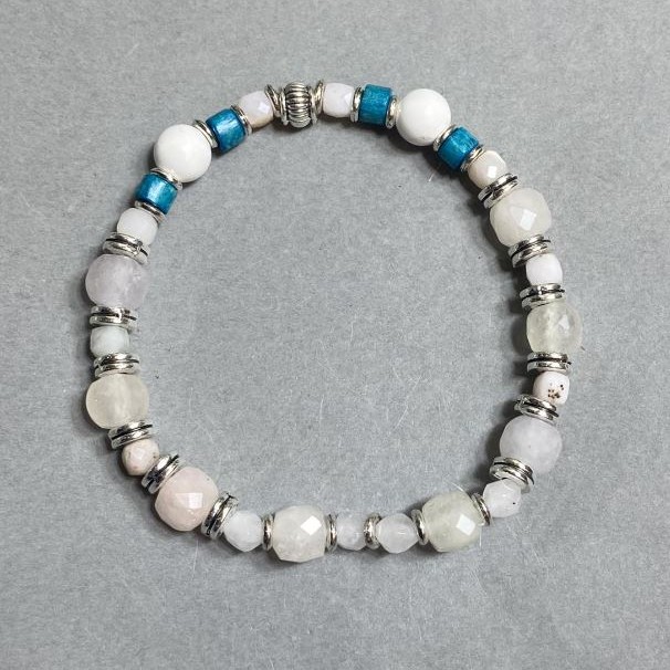 Bracelet with Howlite beads 8mm +/- and Rock Crystal faceted cubes 4mm +/- and 7mm +/- with inserts, length 18 cm +/- stretch