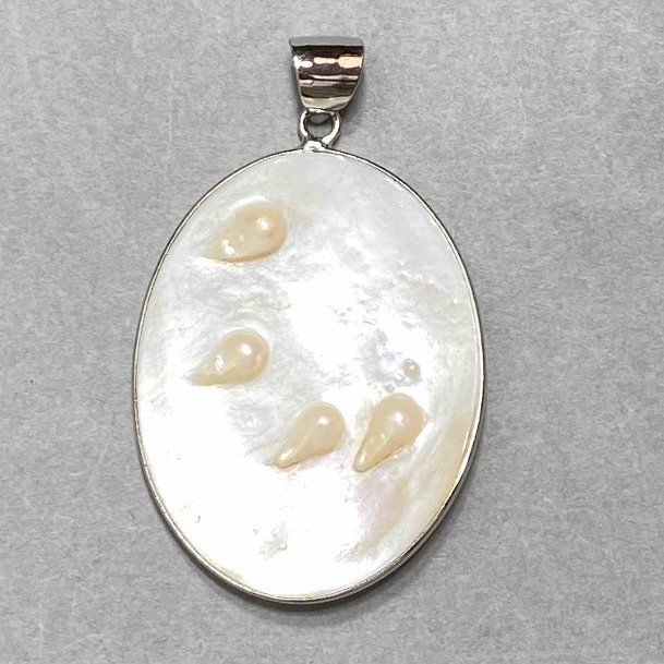 Natural Mother-of-Pearl Pendant with Baroque Pearls, Oval, Diameter 44×35 mm, Length 57 mm, Silver-Toned Metal