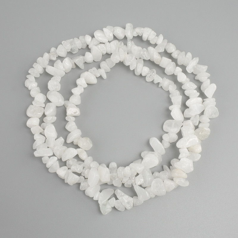 White Quartz Chip Beads, diameter 5–13×4–7 mm, length 78 cm on thread