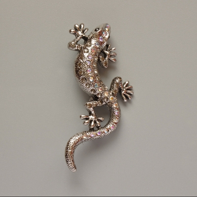 Брошка Ящірка рожеві стрази хамелеон сріблястий метал 29х63мм