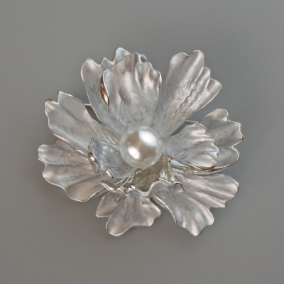 Брошка кулон Квітка сіра матова емаль та біла намистина, сріблястий метал 46х43мм