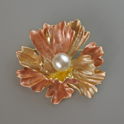 Брошка кулон Квітка бежева матова емаль та біла намистина, золотистий метал 46х43мм