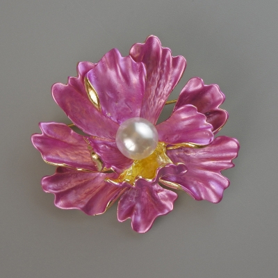 Брошка кулон Квітка рожева матова емаль та біла намистина, золотистий метал 46х43мм