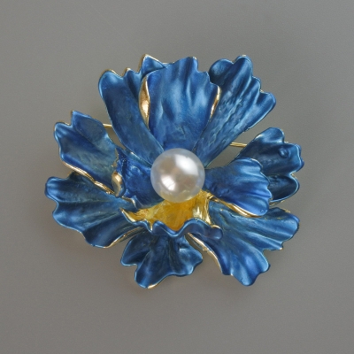 Брошка кулон Квітка синя матова емаль та біла намистина, золотистий метал 46х43мм