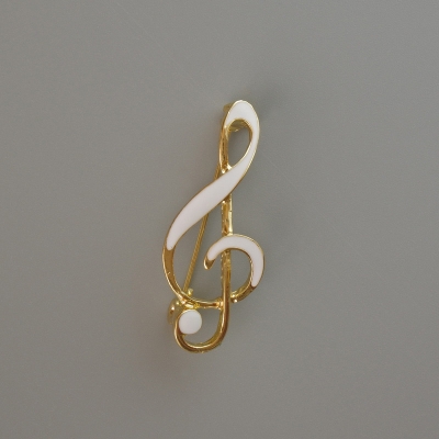 Брошка Скрипковий ключ біла емаль, золотистий метал 38х16мм
