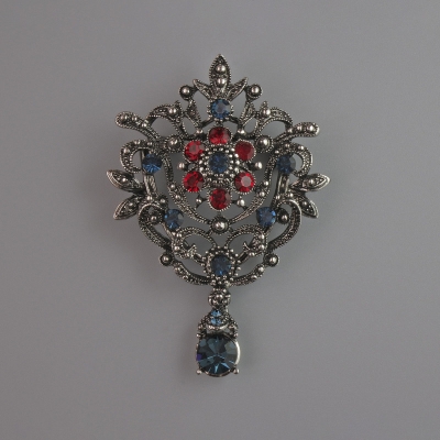 Брошка Акцент квітка червоні та сині кристали, темно-сріблястий метал 60х41мм