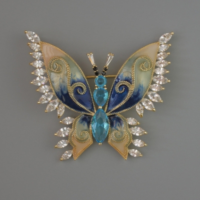 Брошка Метелик блакитні та білі кристали, бежева та синя емаль 45х52мм золотистий метал