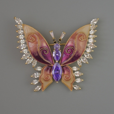 Брошка Метелик фіолетові та білі кристали, бежева та малинова емаль 45х52мм золотистий метал