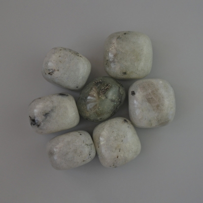 Сувенірний натуральний камінь Лабрадор галтівка, діаметр 23х21мм (+-) фасовка 100гр