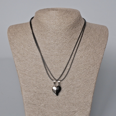 Парні кулони "Серце" на магніті, чорна емаль, сріблястий метал 22х17,5мм + -, довжина 45-50см+-