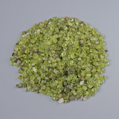Фурнітура Хризоліт кам'яна крихта без отвору натуральний камінь, діаметр  4мм+- фасовка 100грамм