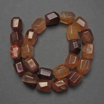 Намистини Сердолік натуральне каміння багатогранники, діаметр 16х13мм+- на волосіні, довжина 39см+