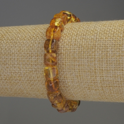 Браслет Бурштин гладкий кубик 7х7мм+-, довжина 18см+- стрейч