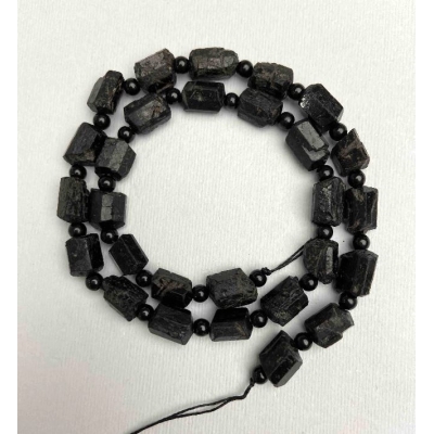 Намистини Турмалін Шерл шматочки 8-12х7мм+- намистина (штучний) 4ммм+-, довжина 40см+