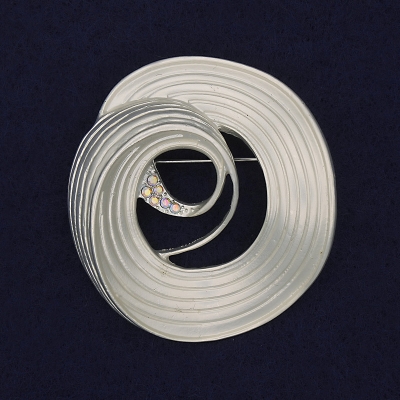 Брошка Акцент колір білий перламутровий райдужні стрази сріблястий метал 48х45мм+