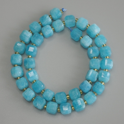 Намистини Аквамарин гранований кубик, діаметр 8х8мм+- з бісером 3мм+-, довжина 37см + - на нитці