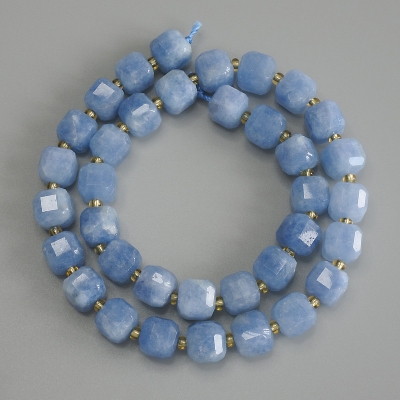 Намистини Аквамарин гранований кубик, діаметр 8, 5х8, 5мм+- з бісером 3мм+-, довжина 37см + - на нитці