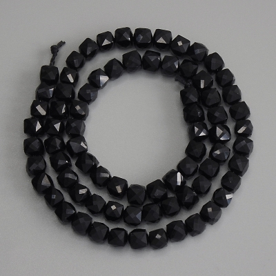 Намистини Турмалін гранований кубик 5х5мм+- на нитці, довжина 37см+