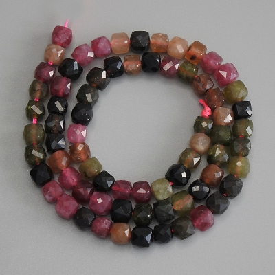 Намистини Турмалін гранований кубик 6х6мм+- на нитці, довжина 37см+