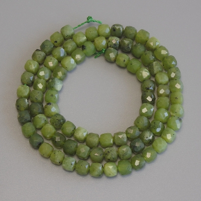 Намистини Жадеїт Канадський гранований кубик, діаметр 4мм+-, довжина 39см+- на нитці