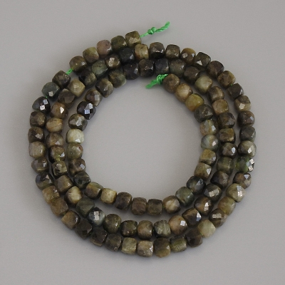 Намистини зелений Турмалін гранований кубик, діаметр 4х4мм+- на нитці, довжина 40см+