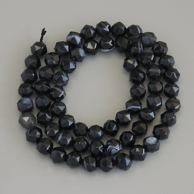 Намистини Агат багатограники, діаметр 6мм+- на нитці, довжина 36см+