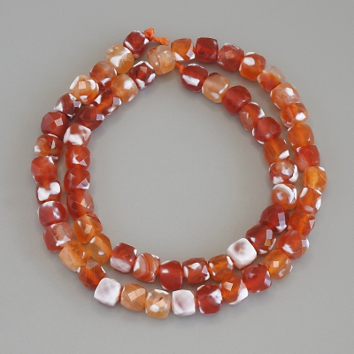 Намистини Агат гранований кубик, діаметр 7х7мм+- на нитці, довжина 40см+ Намистини Агат гранований кубик, діаметр 7х7мм+- на нитці, довжина 40см+