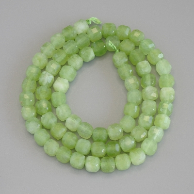 Намистини Хризоліт Олівін гранований кубик, діаметр 5х5мм+- на нитці, довжина 36см+