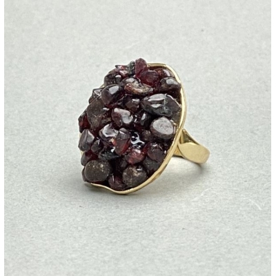 Каблучка Крихта Гранату на гладкій оправі 30х26мм+- золотистий метал без, розмір