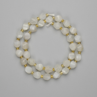 Намистини Біломорит гранований ромбик 8х7мм+- бісер 3мм+-, довжина 36см+- на нитці