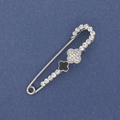 Брошка шпилька з конюшиною білі стрази 58х15мм+- сріблястий метал