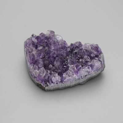 Сувенірна Друза натуральний камінь Аметист серце 55-60х43-50мм+- асорті розміри ціна за 100гр