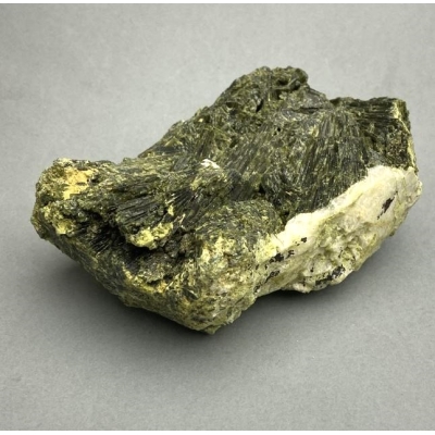 Натуральний камінь Епідот не оброблений самородок без отвору 115х80х40мм+- вага 699грам