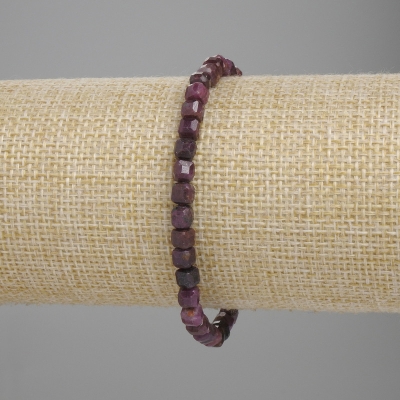 Браслет Рубін гранований кубик, діаметр 5х5мм+-, довжина 18см+- стрейч