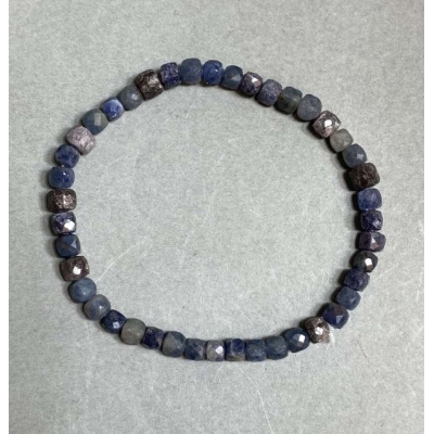 Браслет Сапфір гранований кубик 4х4мм+-, довжина 18см+- стрейч