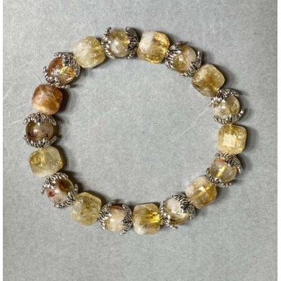 Браслет Цитрин гранований кубик 8, 5мм+-кулька 8мм+- з металевими вставками, довжина 18см+- стрейч