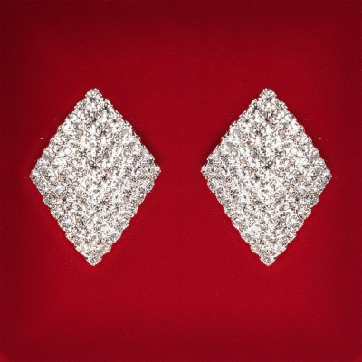 Сережки жіночі білі стрази світлий метал весільні вечірні пусети ( пусети ) ромб середні 30мм