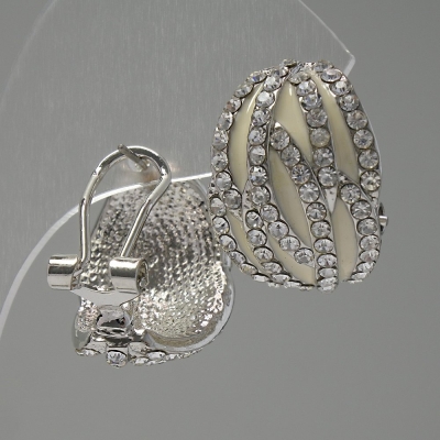 Сережки класика "Гофре" емаль біла / стрази / метал під срібло / 22 * 20мм