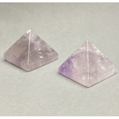 Піраміда сувенір натуральний камінь Аметист (+-), висота 25мм, довжина 30мм